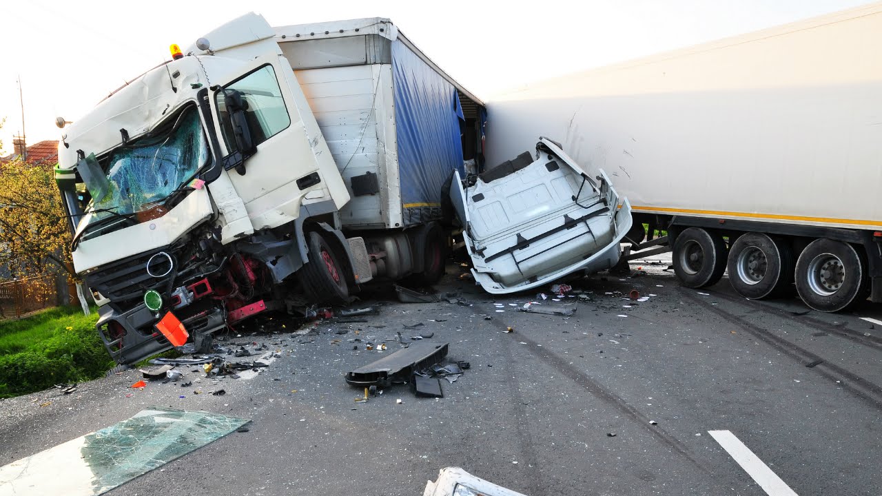 Truck accident in Manchester: Here's why you need a lawyer - Lawyers 2016 - Advice to Hire a Lawyer